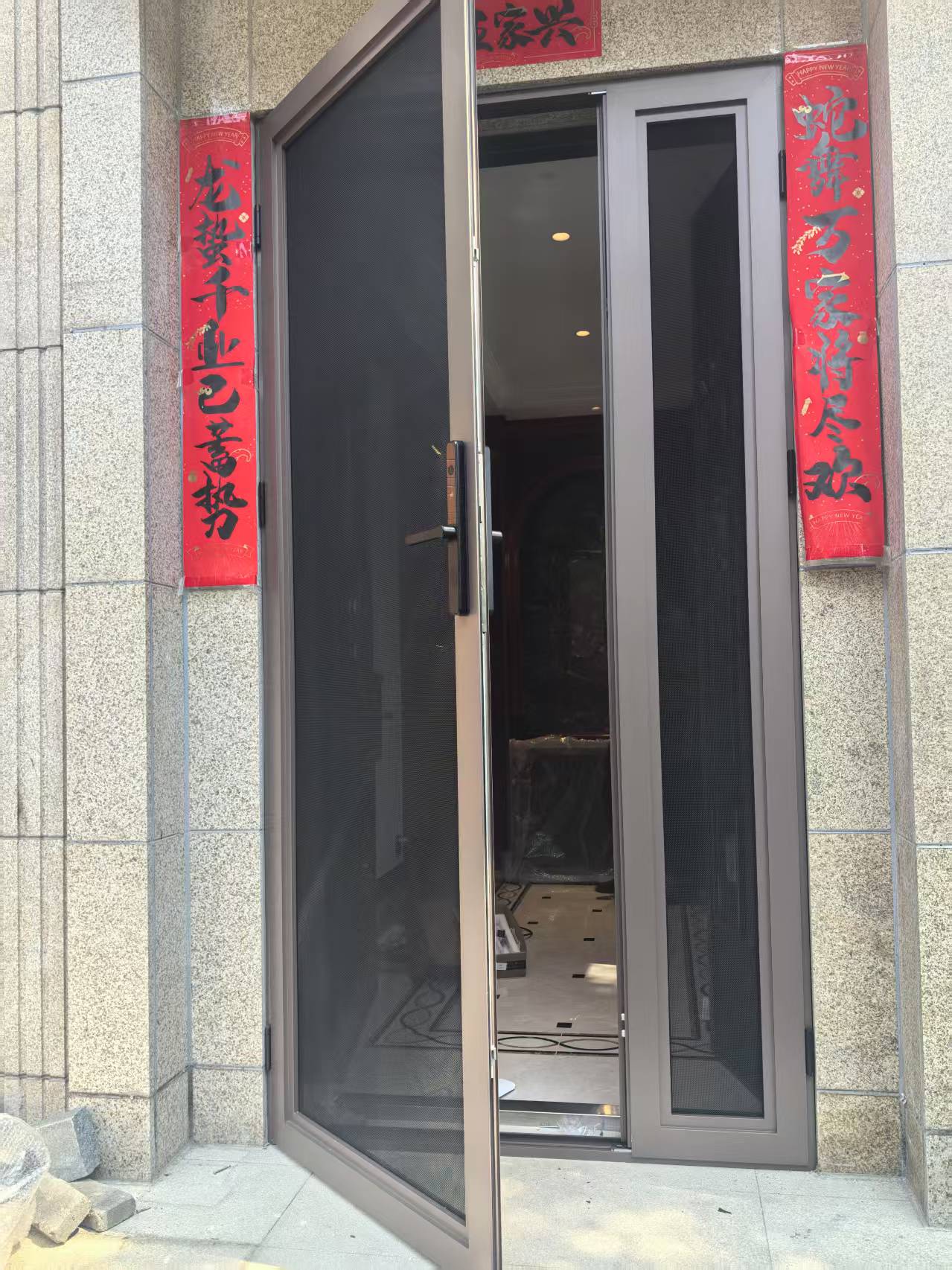 浦泉路 251 弄別墅安裝金剛網(wǎng)防護紗門窗